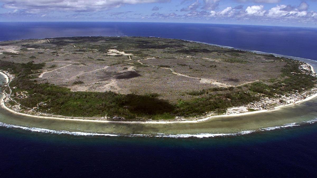 Australia signs deal to send immigrants to Nauru