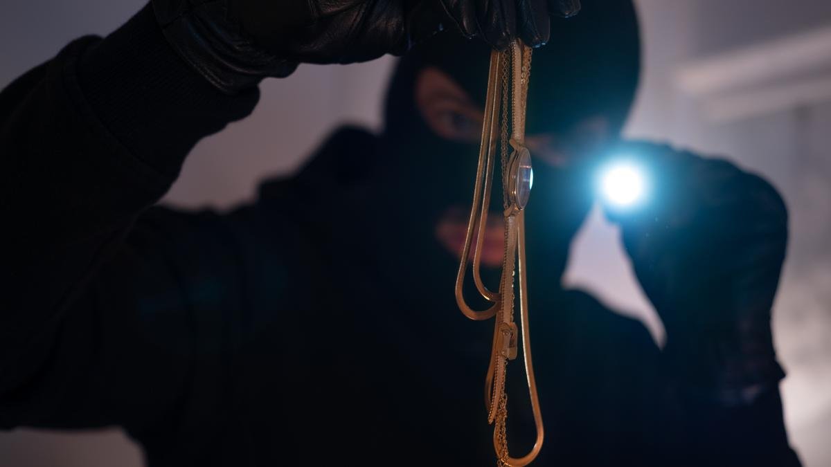 Thieves grab $2 million in jewellery in Seattle heist that took less than 2 minutes