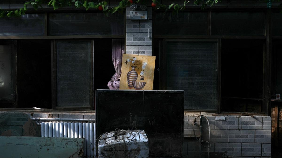 Typhoon Kajiki drenches southern China's Hainan island, heads toward Vietnam