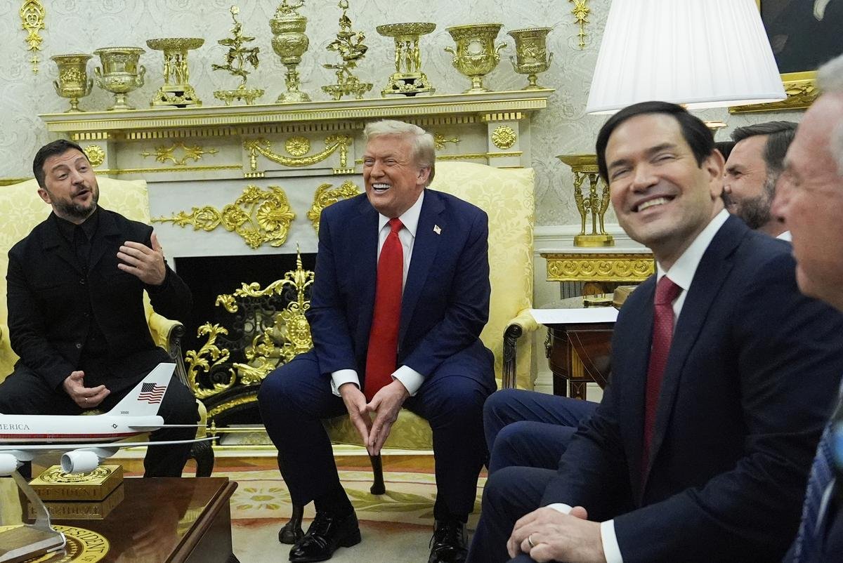 Watch: ‘President Zelenskyy, you look fabulous in that suit’