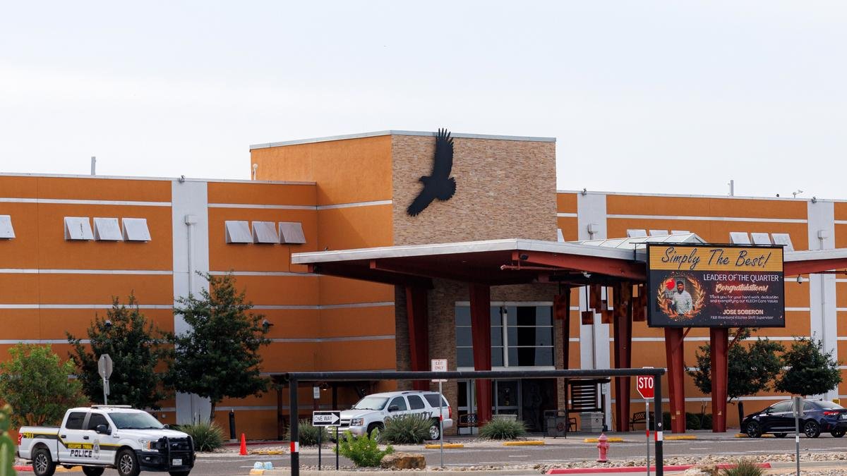2 killed, 5 wounded when man opened fire in casino parking lot in Texas, authorities say