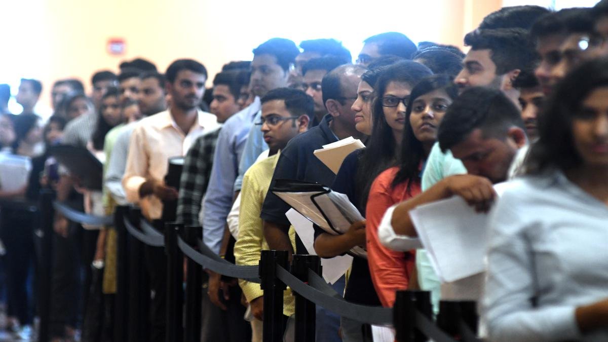 Indians lead drop in U.S. university visas